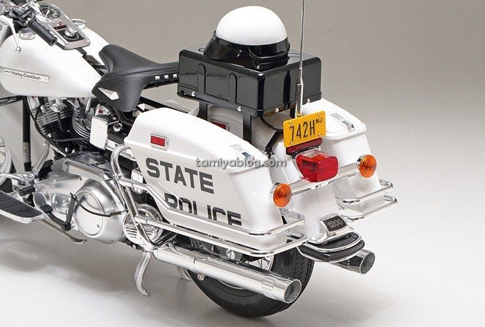 Tamiya 16038 Harley Davidson FLH1200 - Moto de police (1/6) – immagine 2