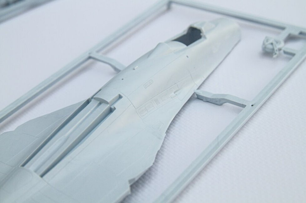 Heller 56371 Coffret de Démarrage - SU-27 UB/P Ukraine 1/72 – image 5