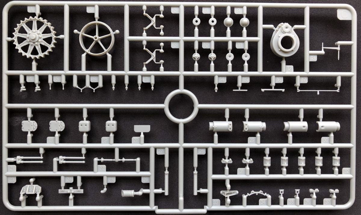 Maquette Thunder 35400 ChTZ S60 Stalinetz russe au 1/35 – image 7