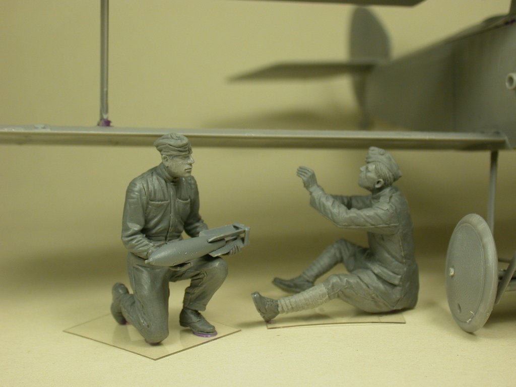 Copper State Models F32-028 RFC Air Mechanics installing the bombs 1/32 – zdjęcie 2