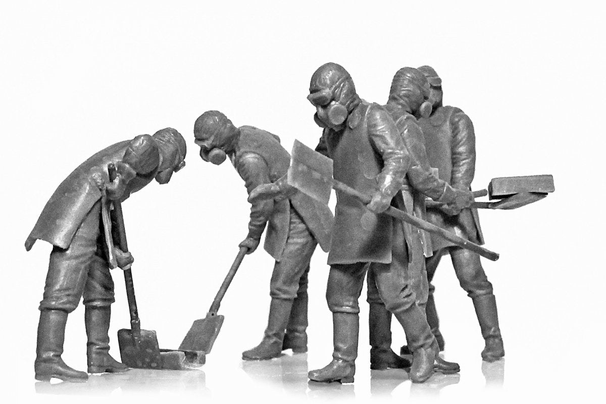ICM 35903 Tchernobyl 3. Nettoyeurs de décombres (5 figurines) 1/35 – Bild 3