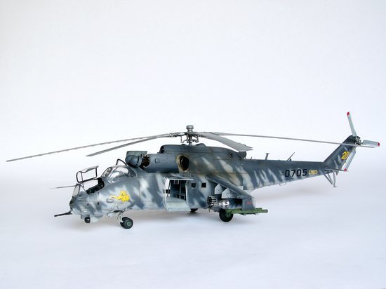 Trumpeter 05103 Mil Mi-24V Hind-E Helicopter – imagen 5
