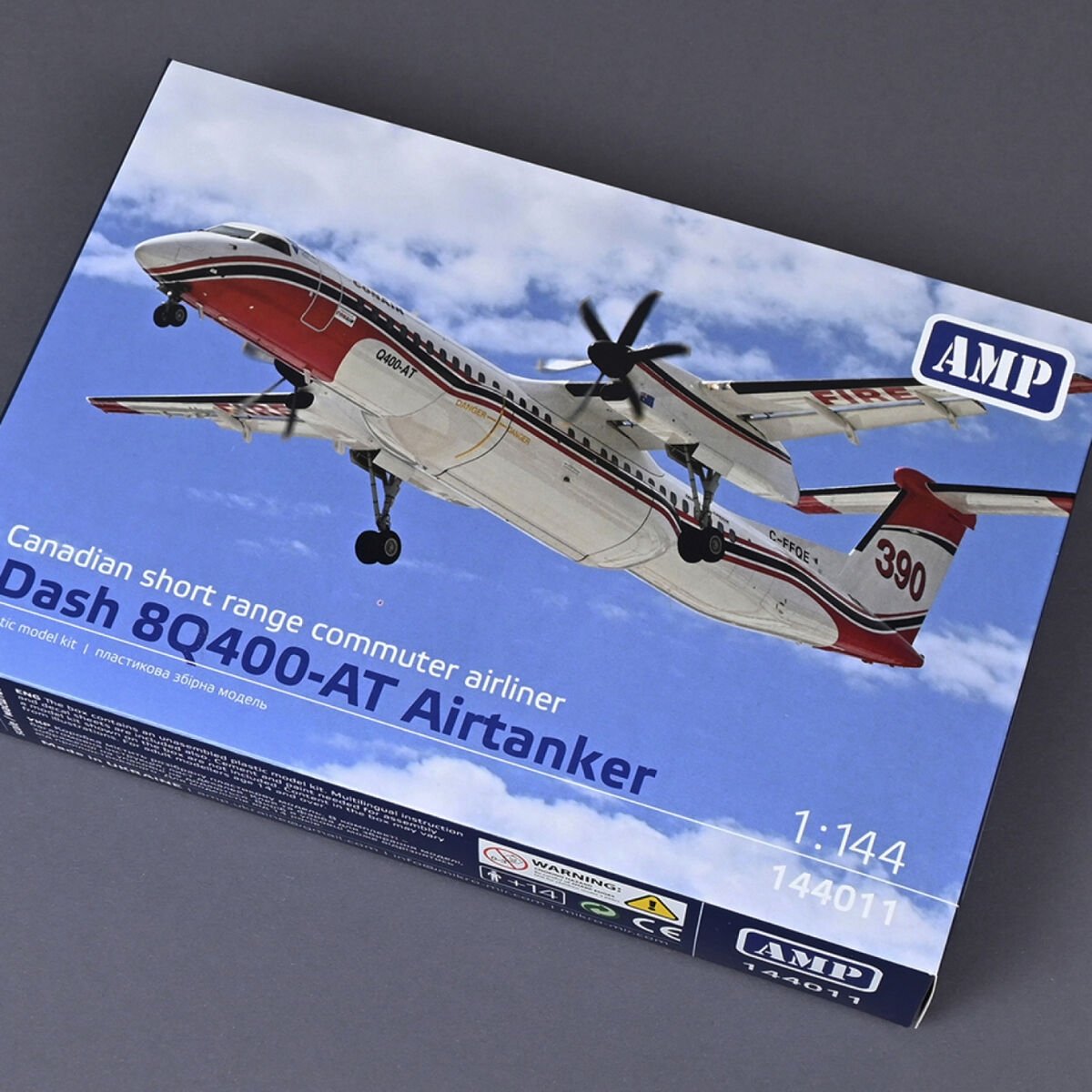 AMP 144011 Dash 8Q400-AT Airtanker - Avion de ligne régional canadien à courte portée 1/144