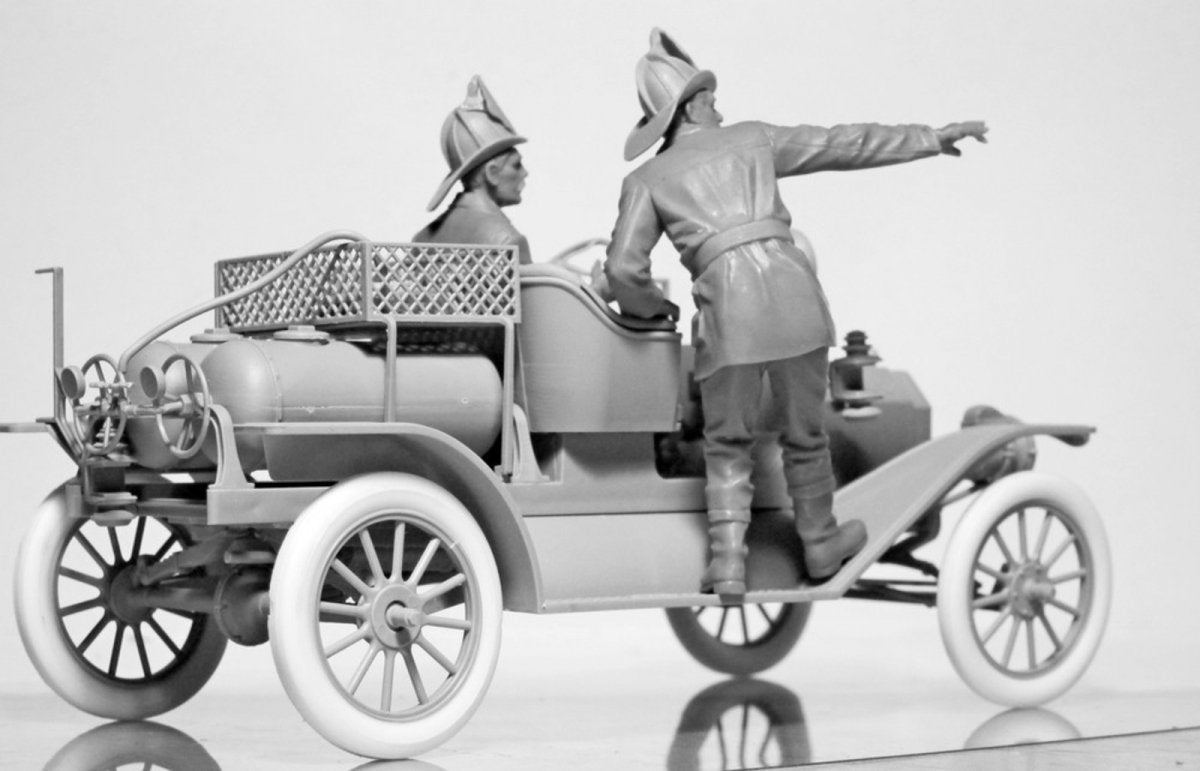 ICM 24006 Équipe de camion de pompiers américain (années 1910) (2 figurines) (1/24)  – image 4