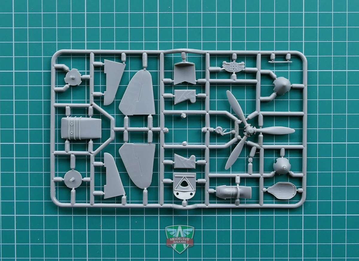 Modelsvit 4802 Yak-1 chasseur soviétique sur skis 1/48 – image 5
