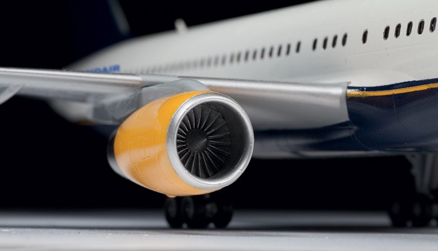 Zvezda 7032 Avion de ligne civil Boeing 757-200 1/144 – image 4