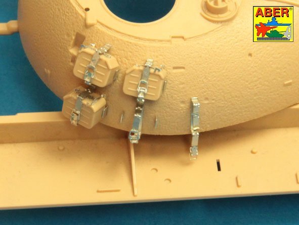 Aber 35A129 Mounts for additional ammunition boxes used on Soviet tanka like: T-54; T-55 or T-62 1/35 – zdjęcie 7