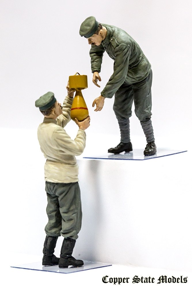 Maquette Copper State Models F32-005 Personnel d&amp;#39;aérodrome allemand chargeant des bombes 1/32 – image 3