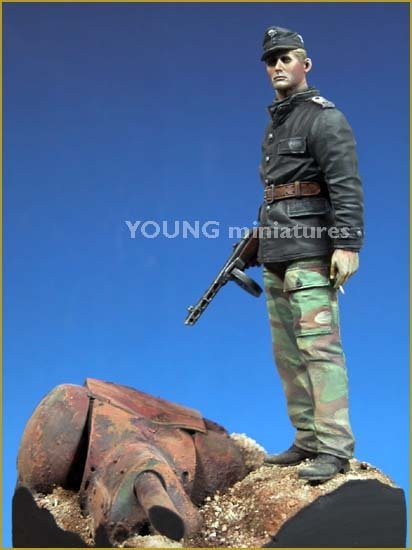 Young Miniatures YM9001-B Officier SS Panzer avec socle de mantelet T-34 90 mm – image 4