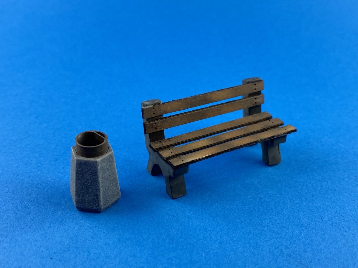 Point de non-retour 3522010 Bancs et poubelles de la gare 1/35 – immagine 5
