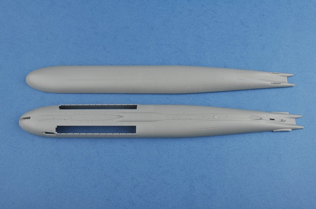 Hobby Boss 83521 Sous-marin lance-missiles de croisière SSGN de ​​classe Oscar II de la marine russe Koursk (1/350) – Bild 4