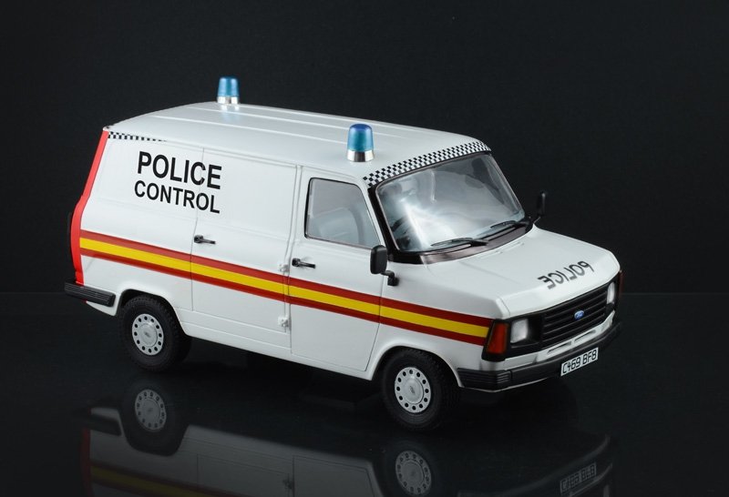 Italeri 3657 FORD TRANSIT POLICE BRITANNIQUE (1/24) – immagine 3