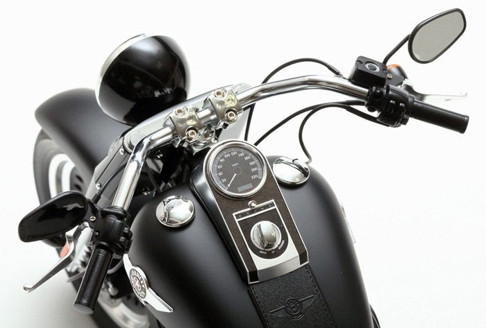 Tamiya 16041 Harley Davidson FLSTFB Fat Boy Lo 1/6 – image 8