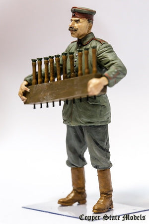 Copper State Models F32-004 Personnel d&amp;#39;aérodrome allemand avec caisse de grenades 1/32  – immagine 4