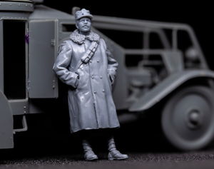 Copper State Models F35-026 Officier de voiture blindée italienne en manteau de fourrure 1/35 – Bild 2
