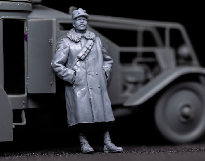 Copper State Models F35-026 Officier de voiture blindée italienne en manteau de fourrure 1/35 – Bild 2