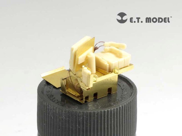 ET Modèle E35-078 US ARMY HUMVEE Blue Force Tracker &amp;amp; SINCGAR Unit (Pour kit BRONCO) (1/35) – image 2