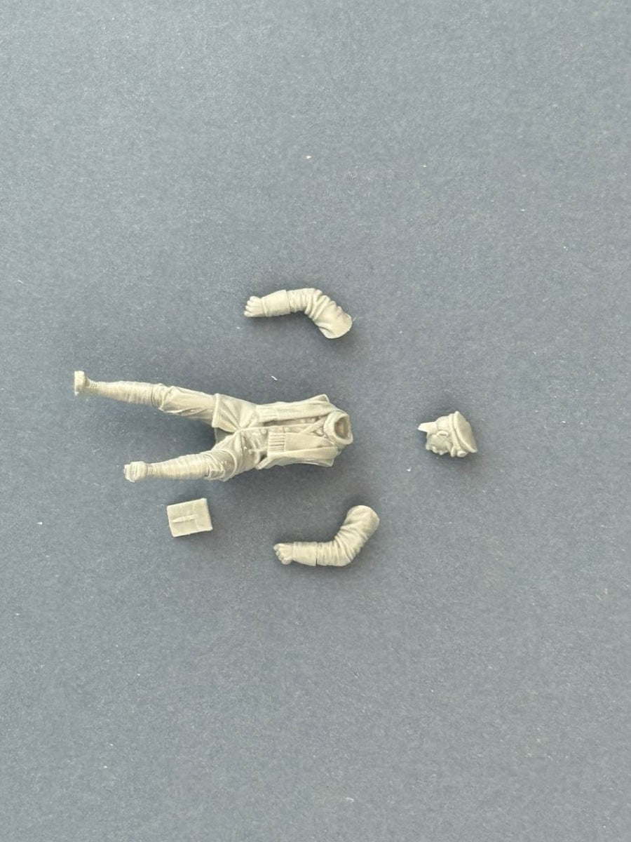 Copper State Models F35-056 Cavalier de liaison allemand debout avec une moto (moto non incluse) 1/35 – image 4