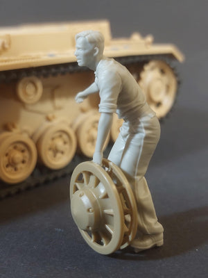 Panzer Art FI35-239 Mécanicien de char allemand au travail n° 2 1/35 – Bild 3