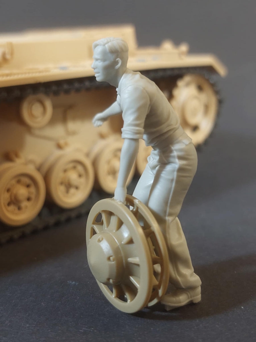 Panzer Art FI35-239 Mécanicien de char allemand au travail n° 2 1/35 – Bild 3