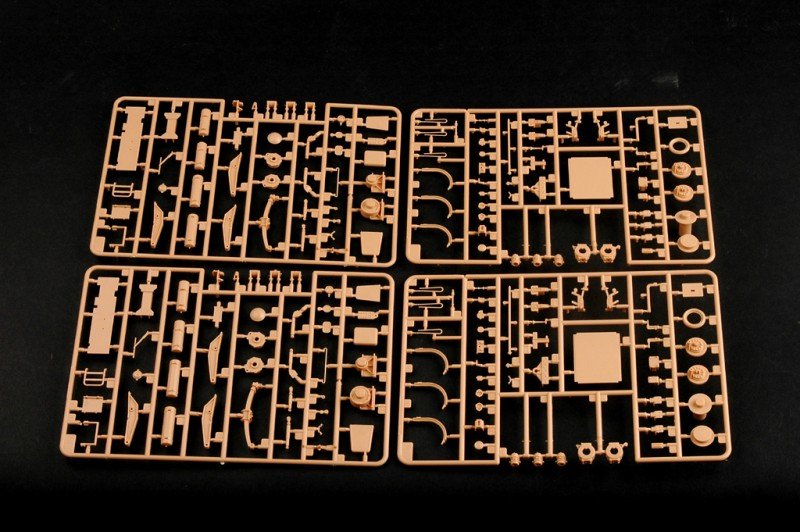 Hobby Boss 85502 Tracteur routier M1070 et semi-remorque HET M1000 (1/35) – image 2