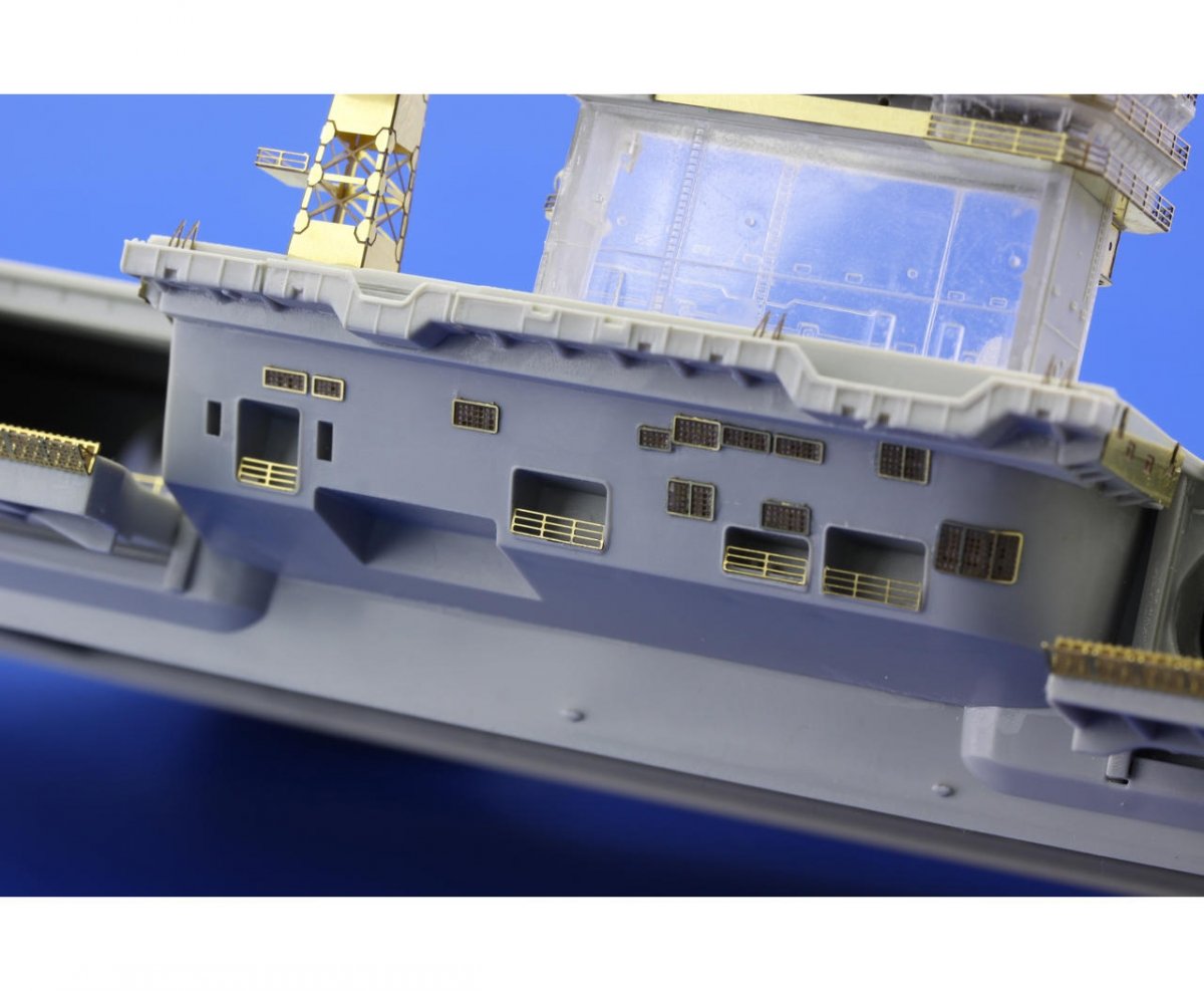 Eduard 17029 USS Nimitz CVN-68 TRUMPETER 1/700 – image 7