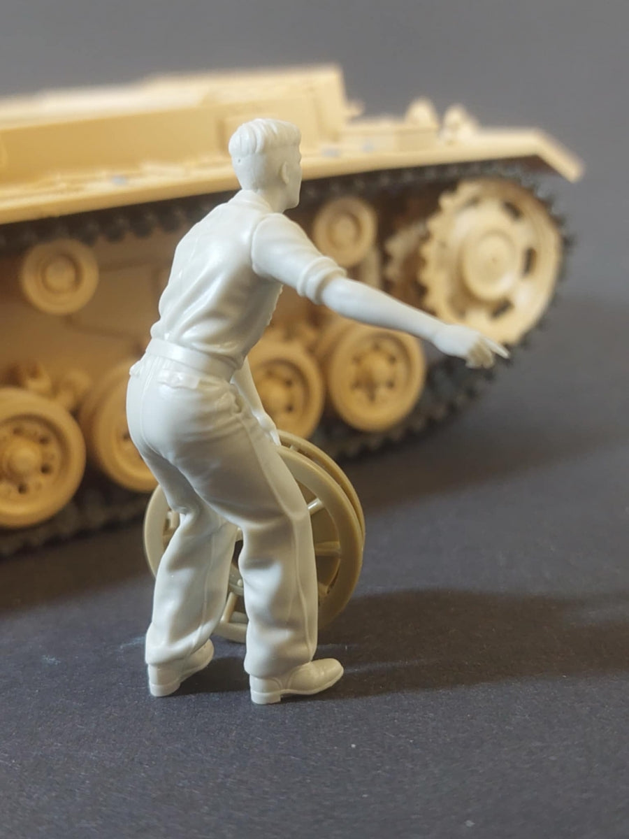 Panzer Art FI35-239 Mécanicien de char allemand au travail n° 2 1/35 – Bild 2
