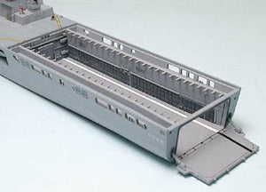 Tamiya 31003 Force de défense japonaise LST-4001 Ohsumi 1/700 – image 4