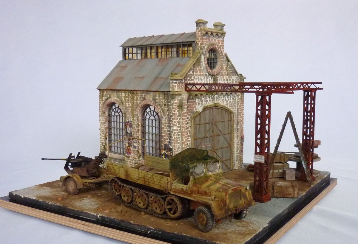 RT-Diorama 35292 Socle de diorama : « Hangar ferroviaire » 1/35 – immagine 3