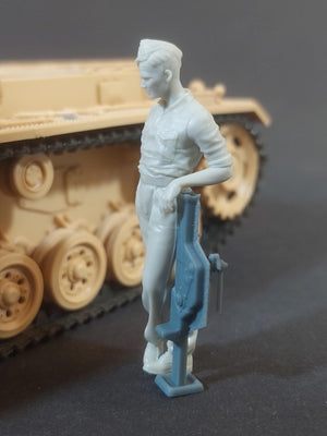 Panzer Art FI35-238 Mécanicien de char allemand au travail n° 1 1/35 – Bild 2