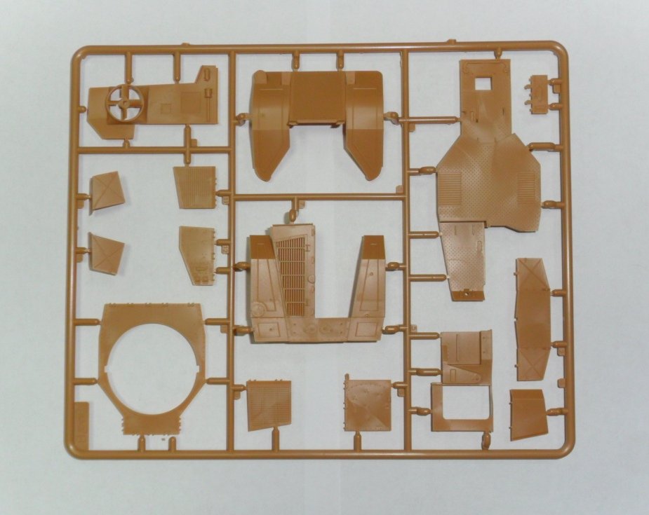 ICM 35382 P 204 (f) avec équipage de véhicule blindé allemand (1/35) – image 3