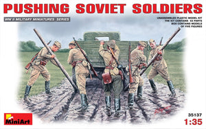 MiniArt 35137 Poussant les soldats soviétiques (1939-1945) (1/35)