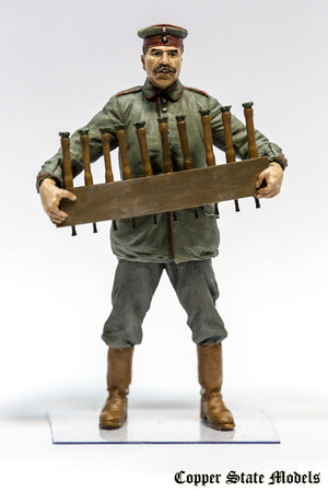 Copper State Models F32-004 Personnel d&amp;#39;aérodrome allemand avec caisse de grenades 1/32  – immagine 2