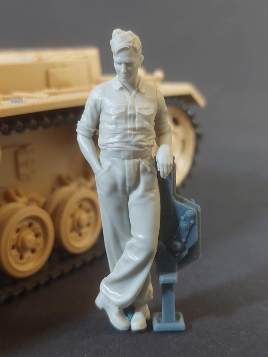 Panzer Art FI35-238 Mécanicien de char allemand au travail n° 1 1/35