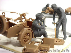 Master Box 3560 Équipe de réparation de motos allemandes (1/35) – Bild 3
