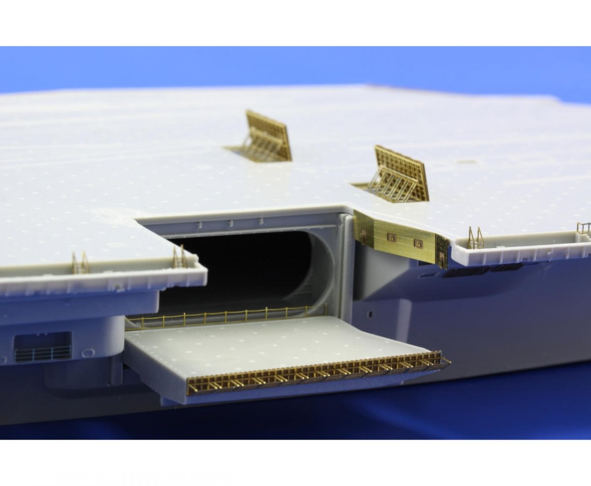 Eduard 17029 USS Nimitz CVN-68 TRUMPETER 1/700 – image 12