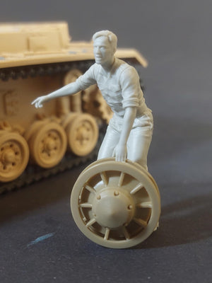 Panzer Art FI35-239 Mécanicien de char allemand au travail n° 2 1/35