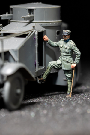 Copper State Models F35-023 Officier italien montant à bord d&amp;#39;une voiture blindée 1/35  – immagine 2
