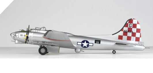 Academy 12414 B-17G Flying Fortress Édition spéciale avec décoration de nez au 1/72  – image 9
