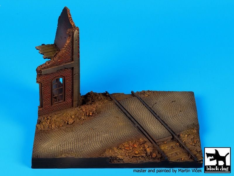 Black Dog D72018 Maison en ruine avec passage à niveau (socle) 1/72 – immagine 5