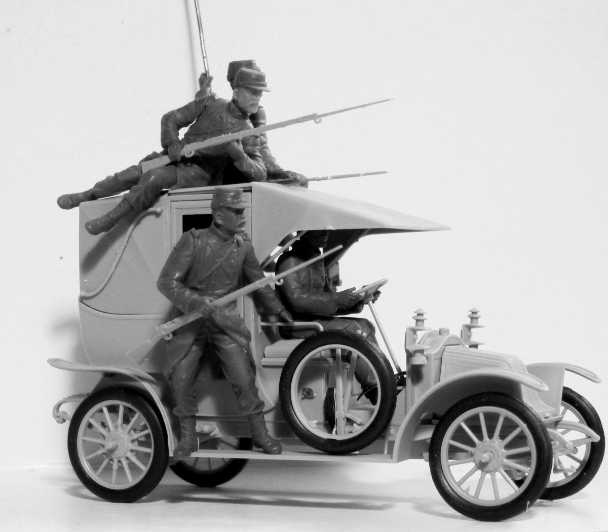 ICM 35660 Bataille de la Marne (1914), Taxi avec figurines françaises au 1/35 – image 2