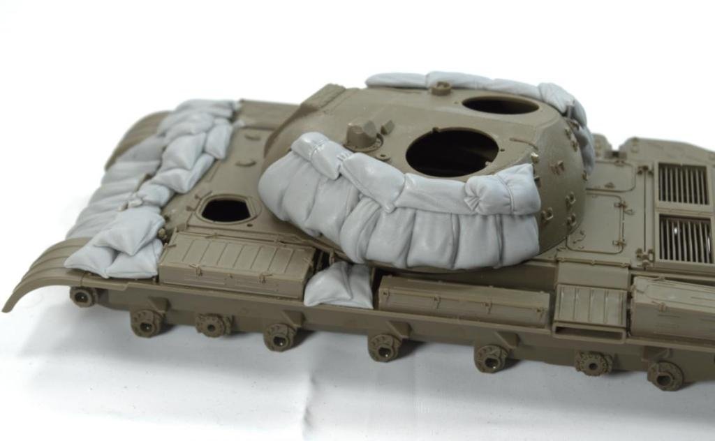 Panzer Art RE35-309 T-55 avec blindage de sacs de sable 1/35 – immagine 4