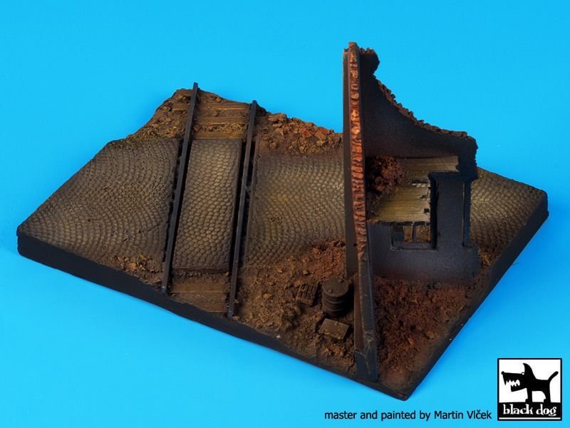 Black Dog D72018 Maison en ruine avec passage à niveau (socle) 1/72 – immagine 2