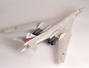 Zvezda 7002 Bombardier stratégique supersonique russe Tu-160 (1/144) – Bild 5