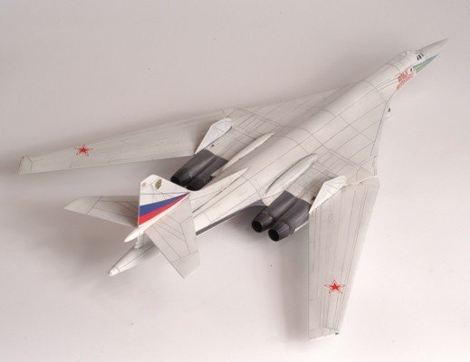 Zvezda 7002 Bombardier stratégique supersonique russe Tu-160 (1/144) – Bild 5