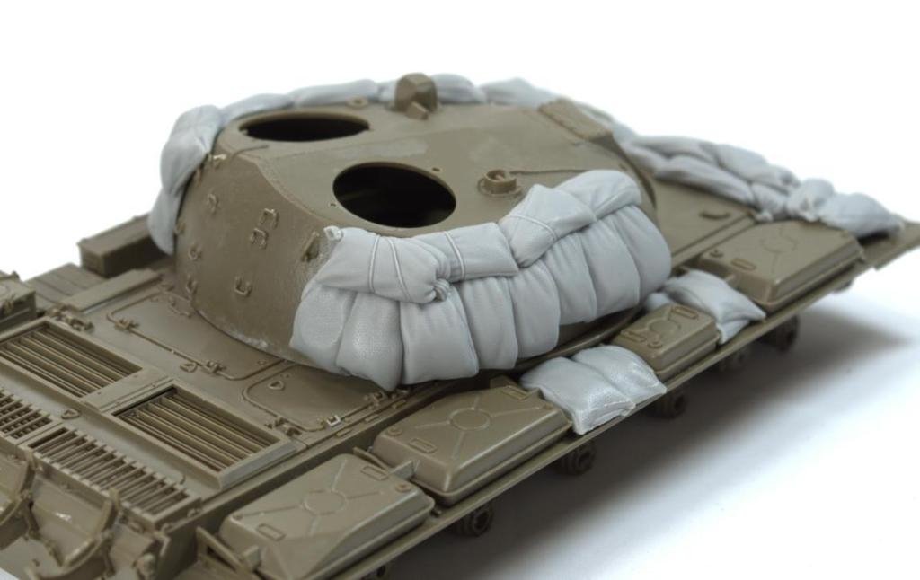 Panzer Art RE35-309 T-55 avec blindage de sacs de sable 1/35 – immagine 2