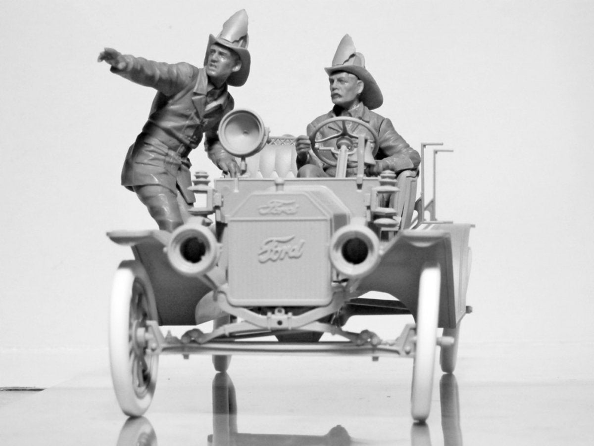 ICM 24006 Équipe de camion de pompiers américain (années 1910) (2 figurines) (1/24)  – image 2