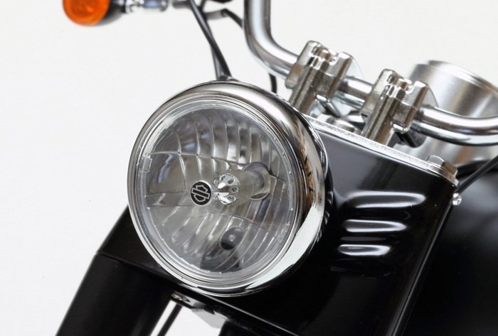Tamiya 16041 Harley Davidson FLSTFB Fat Boy Lo 1/6 – image 4