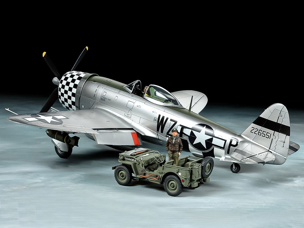 Tamiya 25214 P-47D Republic P-47D Thunderbolt « Bubbletop » et véhicule léger 4x4 de 1/4 tonne, ensemble au 1/48