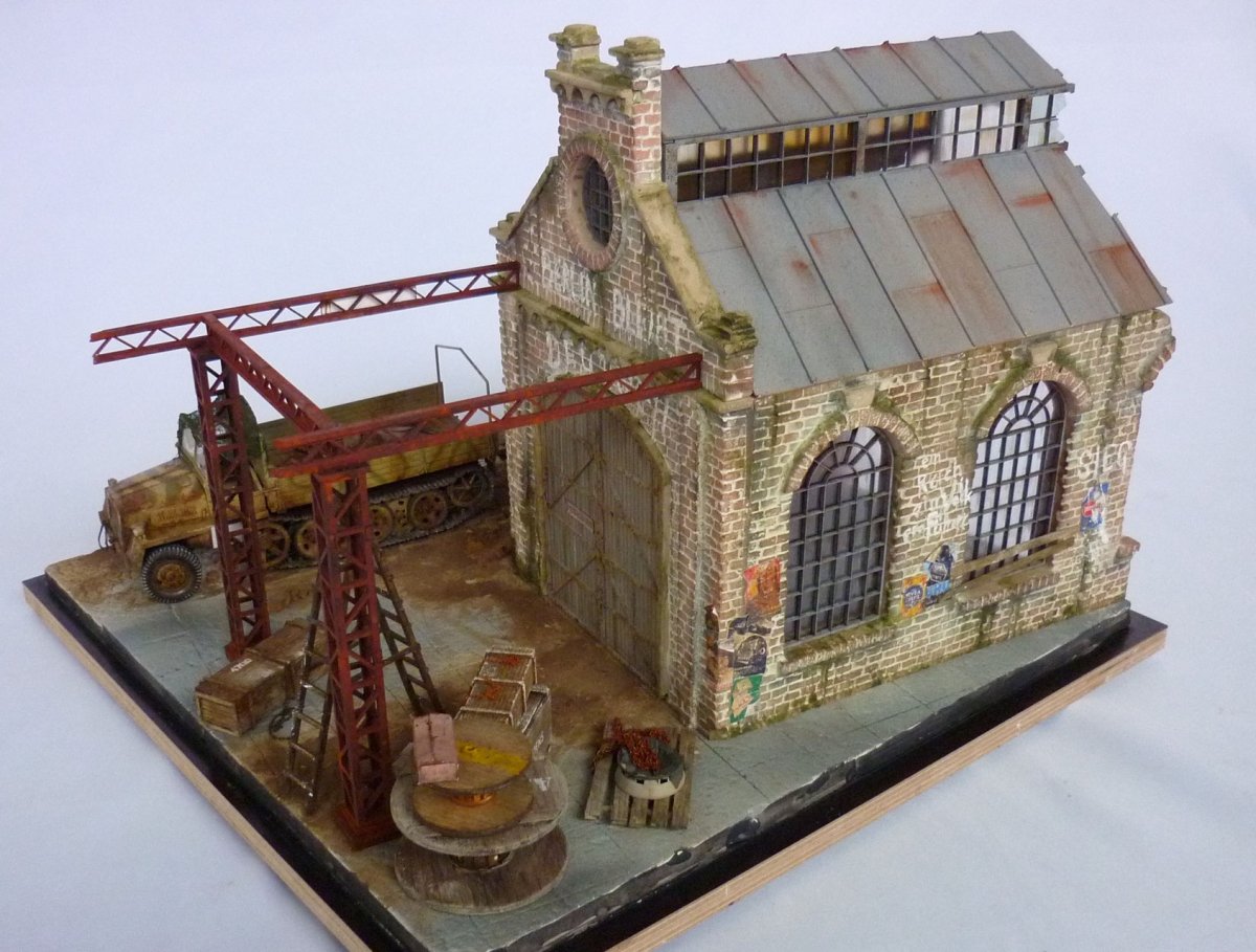 RT-Diorama 35292 Socle de diorama : « Hangar ferroviaire » 1/35 – immagine 4